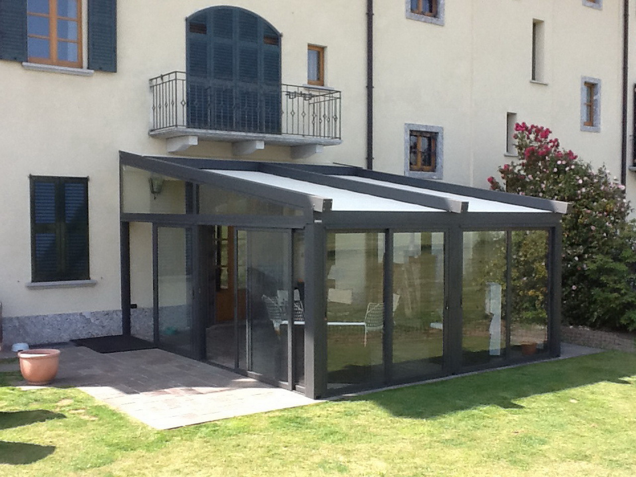 Pergola scorrevole addossata