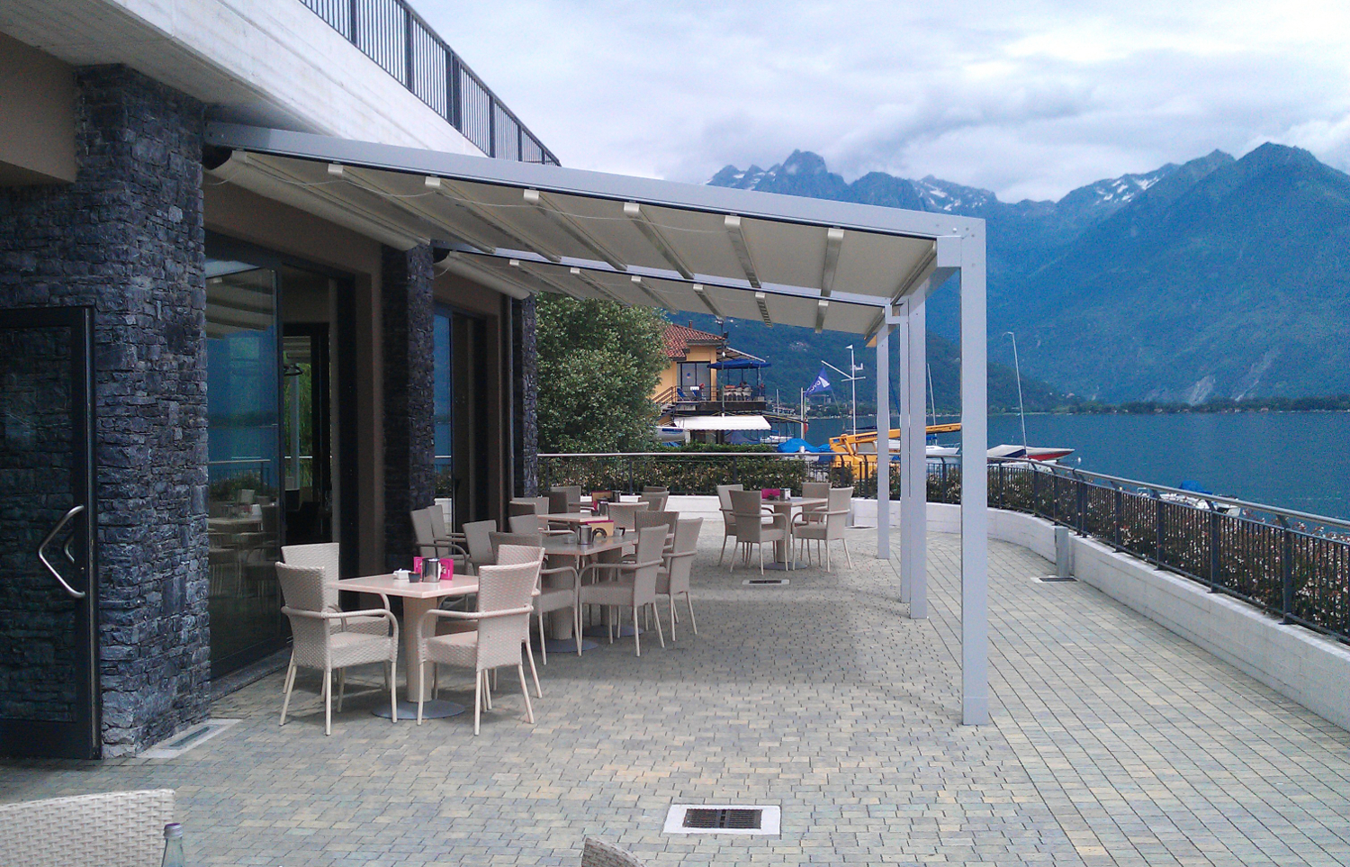 Pergola scorrevole sul lago